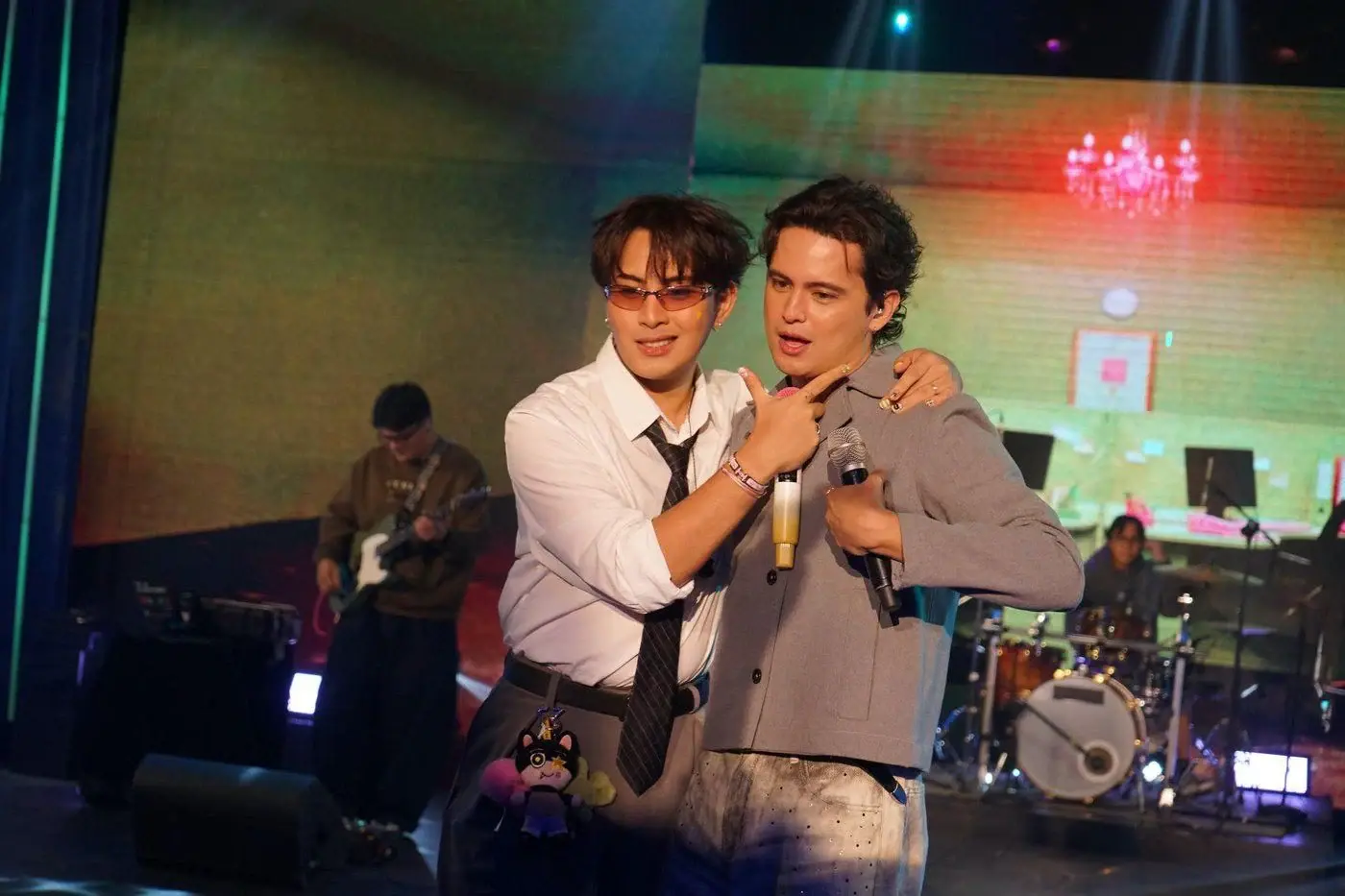 James Reid, Maki perform collab single 'luck' on 'Showtime'